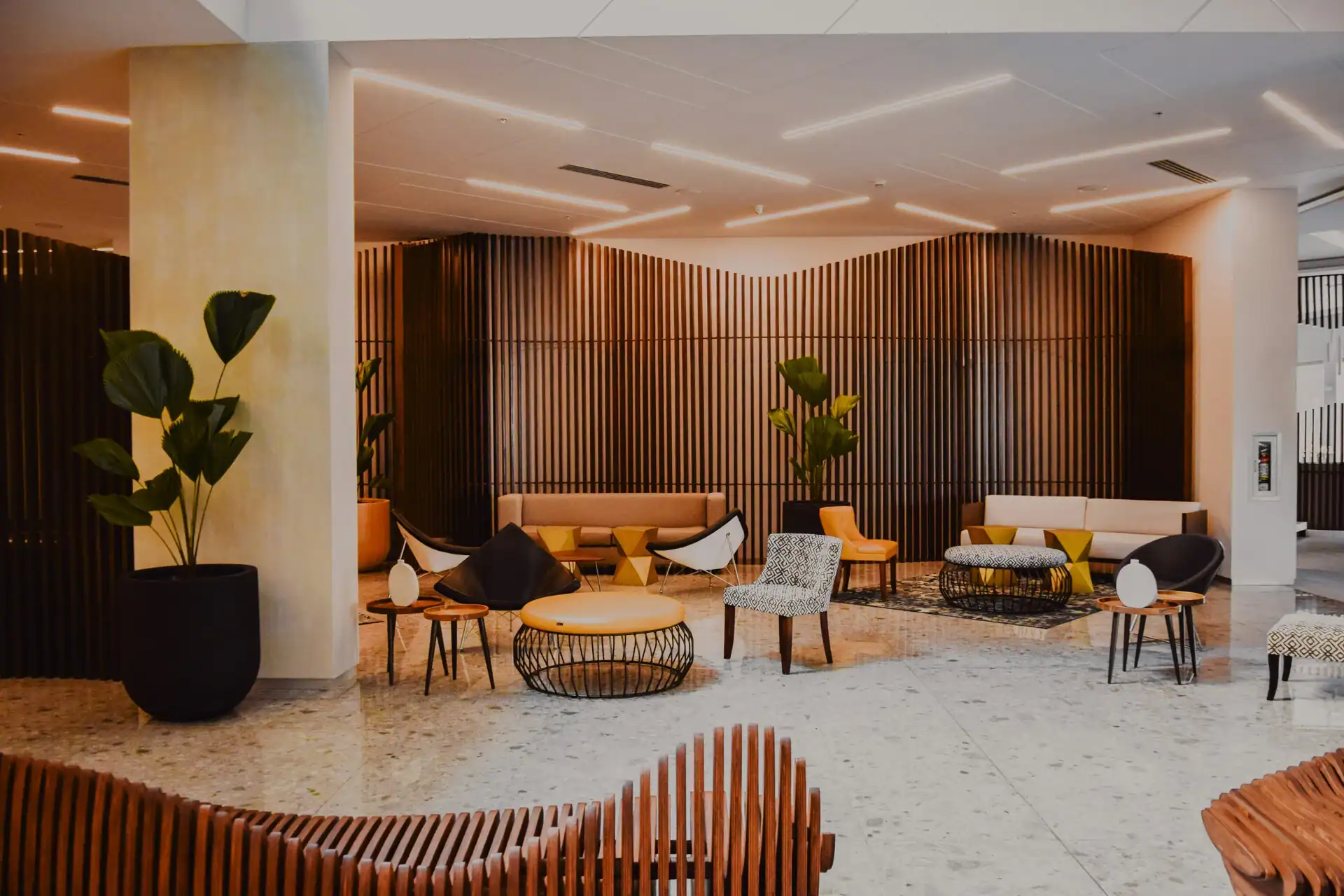 Interieur van een hotellobby, illustratie bij artikel over prijsstijgingen in de horeca